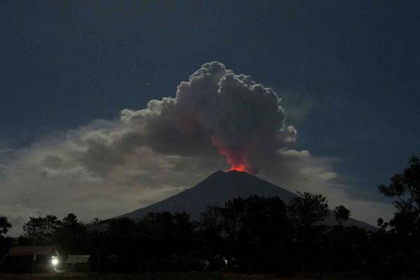 Gunung Agung Semburkan Lava Pijar Setinggi 2 Km, Warga Dengar Dentuman