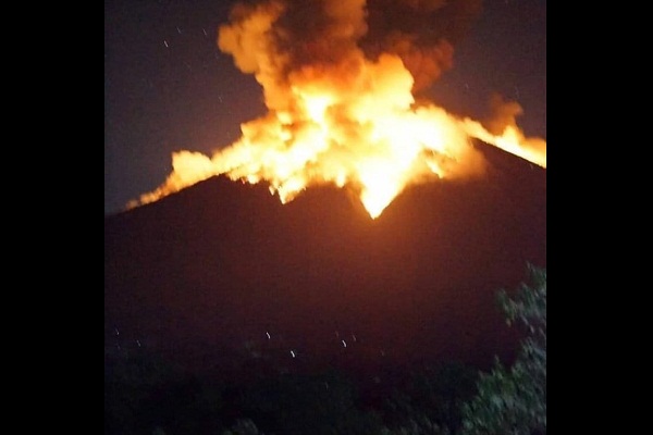 Ngerinya Letusan Gunung Agung Bali Mirip Ledakan Bom Atom