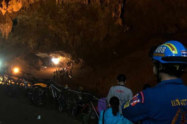Mengharukan, Tim Sepakbola Anak yang Hilang 10 Hari di Gua Thailand Ditemukan dalam Kondisi Hidup