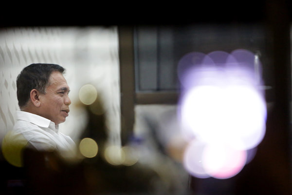 Digelandang ke Kantor KPK, Gubernur Aceh Irwandi Yusuf Acungkan Jari