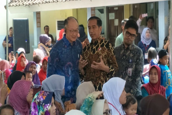 Ini yang Dibicarakan Jokowi dengan Presiden Bank Dunia saat Blusukan di Posyandu