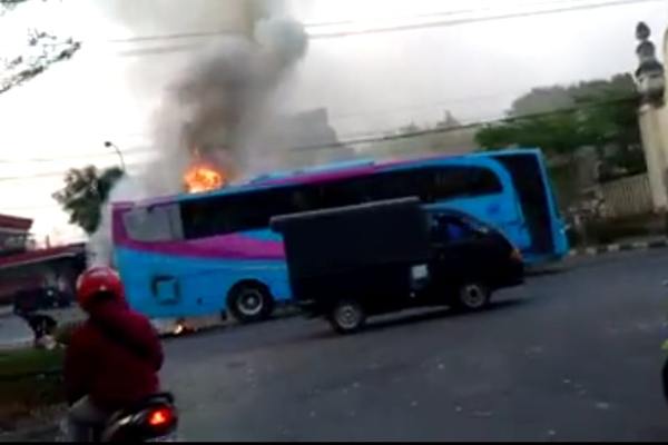 Bus Pariwisata Terbakar di Solo