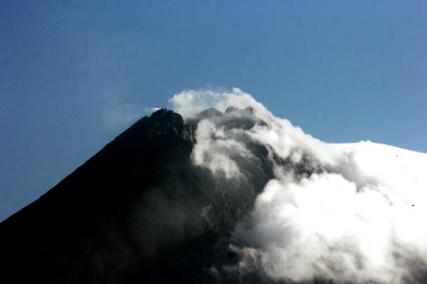 Pagi Ini, Gunung Merapi Diselimuti Kabut