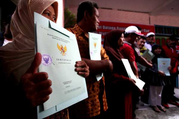 Presiden Jokowi Serahkan 196 Sertifikat Wakaf pada Warga Sumsel