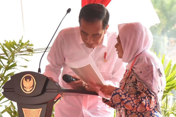 Dipanggil ke Panggung, Nenek Ini Berbisik pada Jokowi, Ini yang Diucapkannya