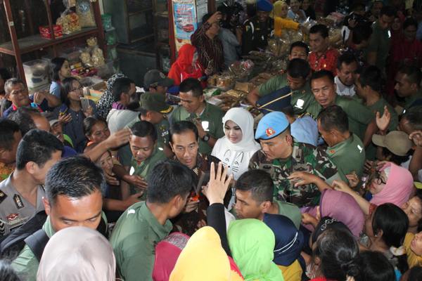 Jokowi dan Iriana Beli Kacang Tanah di Pasar Klaten