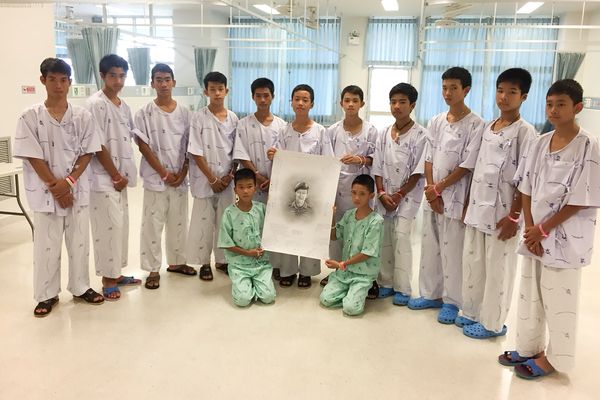 Tim Sepak Bola yang Diselamatkan dari Gua Thailand Hadiri Konferensi Pers Perdana