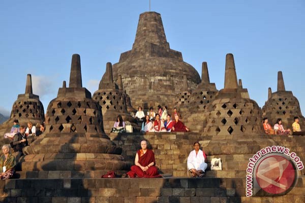  Ratusan Umat Buddha dari Berbagai Negara Datangi Borobudur