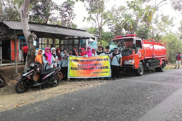 Alumni SMPN Sanden Salurkan Air Bersih untuk Warga Selopamioro