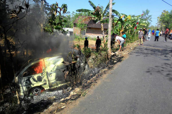 Terperosok Jurang di Gunungkidul, Mobil Pembawa Rokok Terbakar