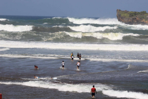 Dihantam Gelombang, Kapal Menabrak Pemecah Ombak di Pantai Sadeng