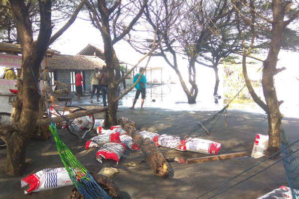 Diterjang Ombak, Puluhan Bangunan di Pantai Kulonprogo Rusak Parah