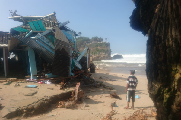 Akibat Gelombang Tinggi Pantai Selatan Gunungkidul Porak