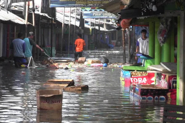 Gelombang Tinggi Pantai Selatan Aktivitas Perdagangan