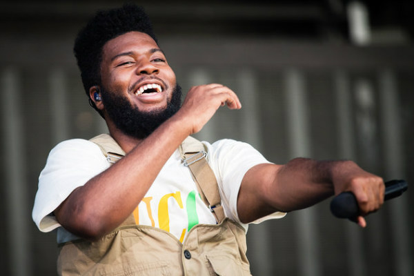 Cakep, Khalid Nyanyi Bareng Fans Saat Liburan di Bali