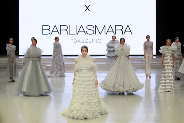 Melihat Rancangan Glamor Klasik ala Barli Asmara