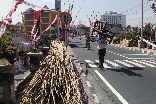 Mengancam Hak Pejalan Kaki, Penjual Bendera Kudu Segera Ditertibkan