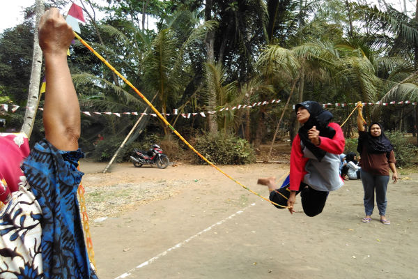 Peringati Kemerdekaan RI, Warga Dusun Nepi Bernostalgia Permainan Masa Kecil