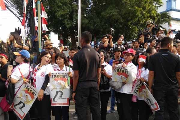  Sebut Tak Ada Pengerahan Massa, Ratusan Orang Sudah Berkumpul Siap Mengantar Jokowi