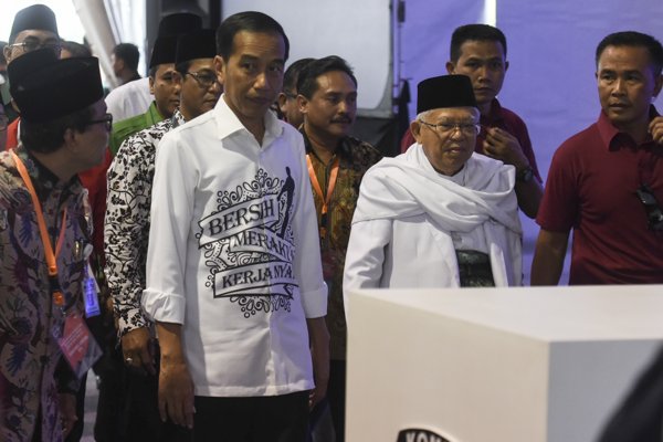 Kemeja Putih Jokowi Ini Keren, Netizen Pengen Beli