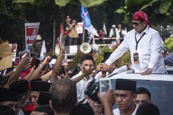 Membandingkan Gaya Jokowi Vs Prabowo Saat Mendaftar di KPU, Pakai Baju Putih hingga Makan Permen