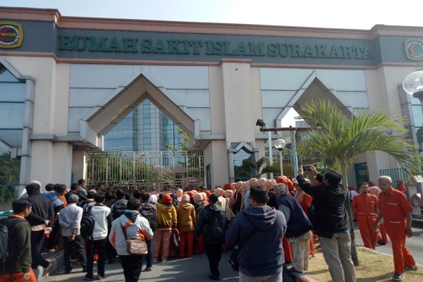 Akibat Sengketa, Karyawan RSIS Tak Bisa Kerja