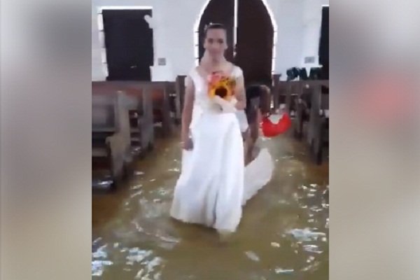 Buktikan Cinta yang Membara, Pasangan Ini Menikah di Tengah Banjir