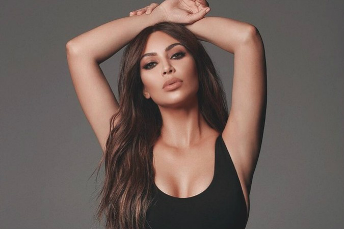 Wow, Seksinya Kim Kardashian yang Hampir Bugil Promosikan Sepatu Kanye West