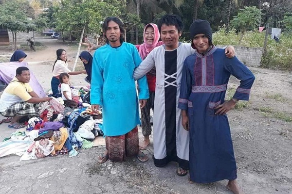 Kasihan... Para Pria Korban Gempa Lombok Rela Pakai Daster karena Kekurangan Pakaian