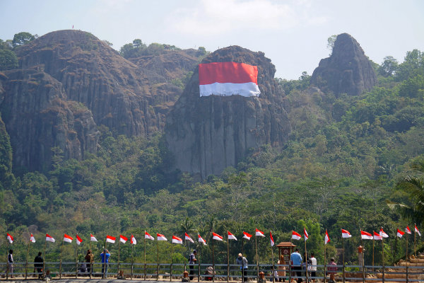 Demi Menyelamatkan Tali Bendera yang Putus, Anggota TNI Ini Rela Panjat Tiang