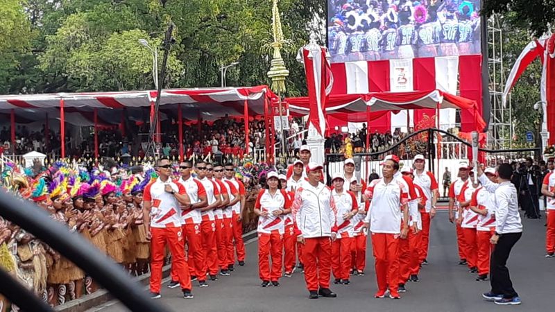 Jokowi Berlari Kecil saat Kirab Api di Istana Merdeka