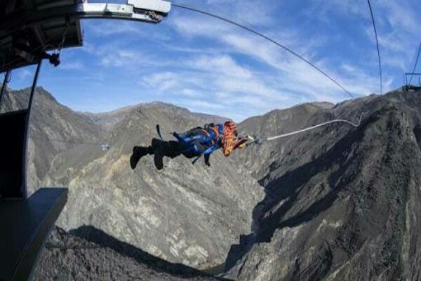Memacu Adrenalin dengan Ketapel Manusia di Selandia Baru
