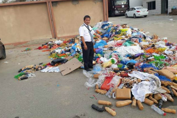 Petugas Bongkar Paksa Koper Jemaah Haji, Ratusan Botol Air Zamzam Disita