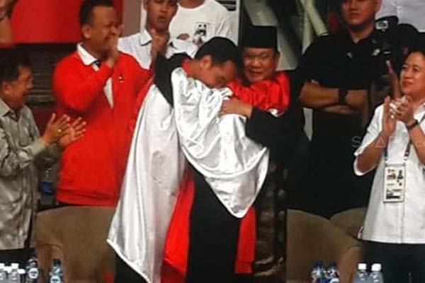 Momen Langka, Jokowi dan Prabowo Berpelukan Usai Selebrasi Medali Emas Pencak Silat