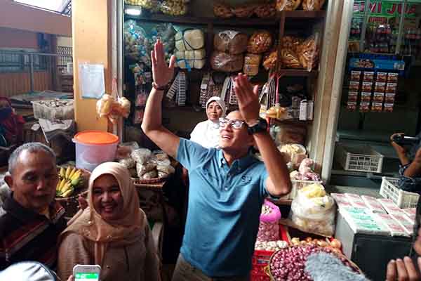 Kunjungi Pasar Beringharjo, Sandiaga Uno Lempar Ciuman Jauh ke Pedagang