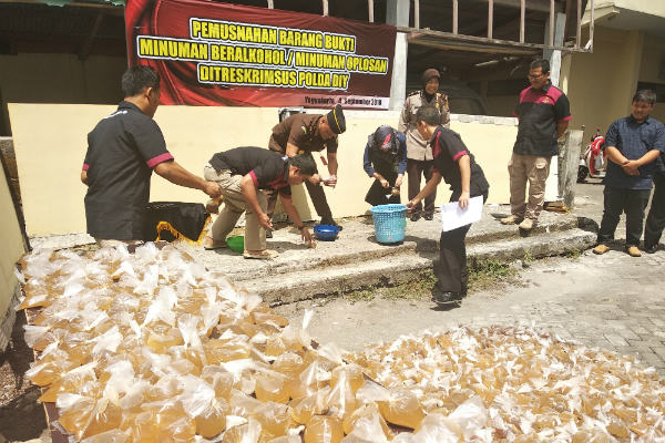 Ribuan Bungkus Miras Oplosan Dimusnahkan Polda DIY