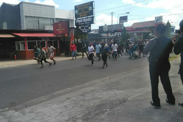 Ratusan Polisi di Sleman Dikerahkan Jaga Massa Bersenjata yang Turun ke Jalan 