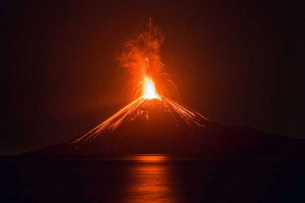 Gunung Anak Krakatau Keluarkan Dentuman dan Sinar Api