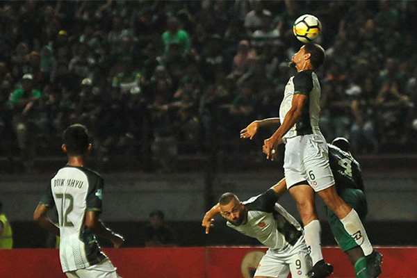 Lawan Tuan Rumah Sriwijaya FC, Persebaya Terancam Tanpa Ruben Sanadi dan Fandy Imbiri