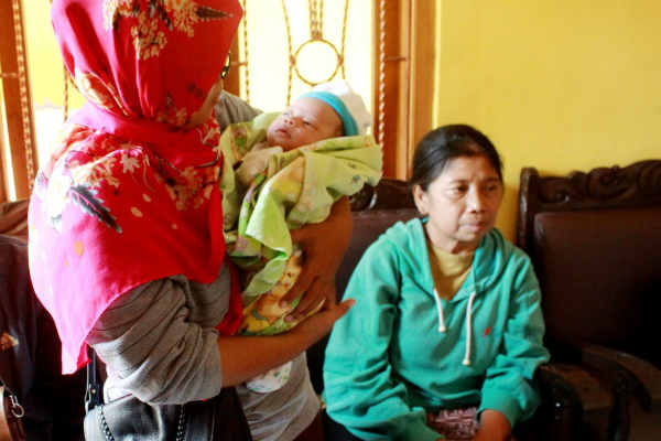 Aduh, Bayi Perempuan Dibuang di Depan Warung