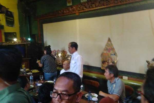 Asyik Makan Tempe Mendoan, Jokowi Tak Ambil Pusing dengan Nomor Urut