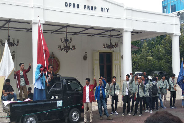 Dua Kelompok Massa Geruduk DPRD DIY, Protes Beras Impor Hingga Investasi Asing