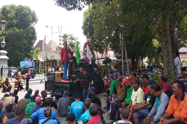 Kerap Dirazia Petugas, Ratusan Pengemudi Bentor Demo Kantor Gubernur