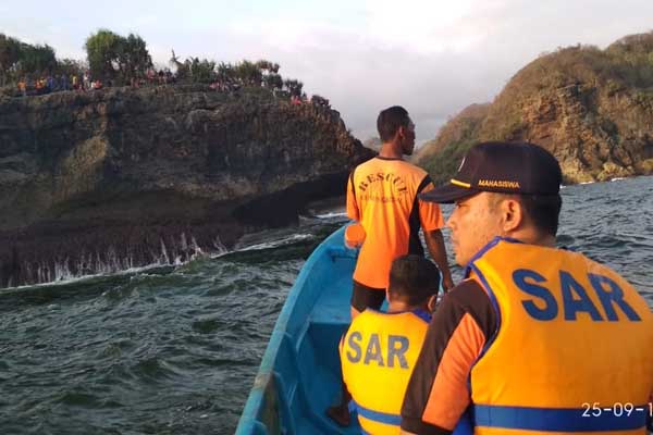 Kapal 6 GT Diterjunkan Cari Wisatawan Hilang di Pantai Gunungkidul
