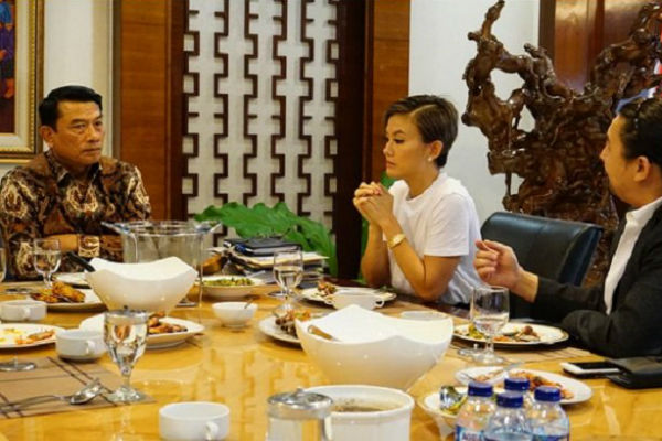 Serunya Pengalaman Agnezmo Makan Tumis Pepaya di Istana Negara