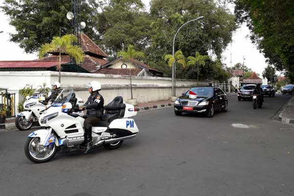 Kunjungi Sultan di Kraton Jogja, Jokowi Makan Cenil dan Lopis