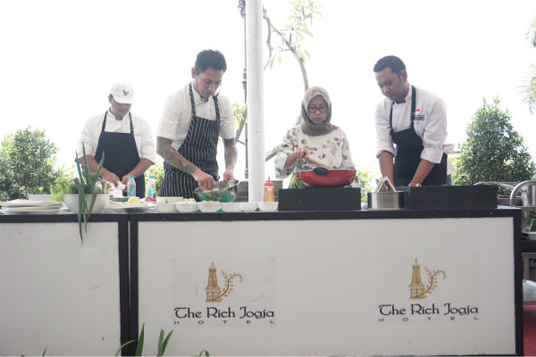 Chef Juna Beraksi di The Rich Jogja