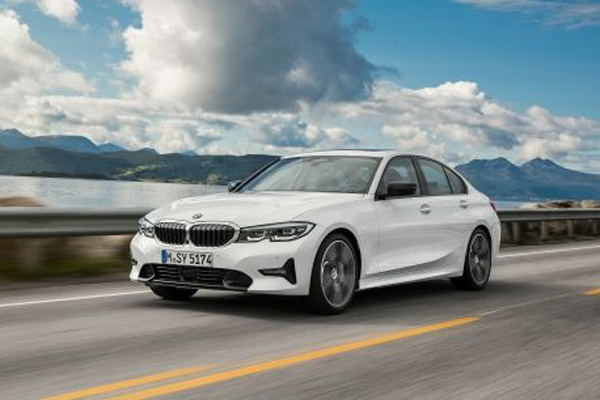 BMW Seri 3, Kenikmatan Berkendara Kelas Segmen Menengah Premium