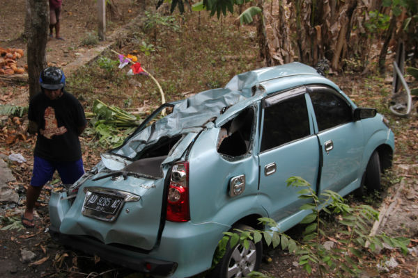 Pengemudi Lalai, Mobil Daihatsu Xenia Terjun Bebas, 1 Penumpang Tewas