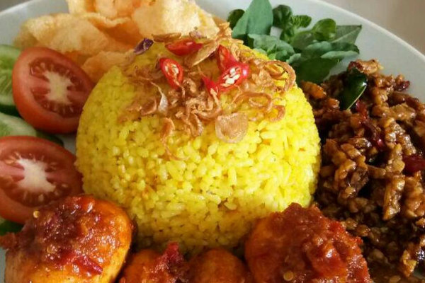 Hari Ke-10 Pascagempa, Makin Banyak Penjual Nasi Kuning di Kota Palu